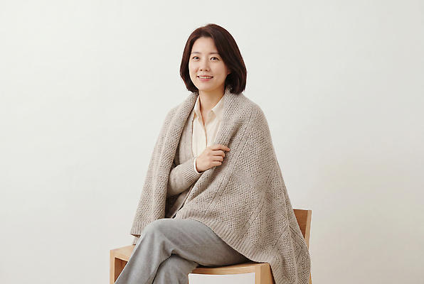JPG 모델 편집이미지 여자 실내 따뜻함 앉기 일상 담요 나무의자 의료성형뷰티 스타일 편집실사 AI인물포토 AI콘텐츠 의자 모션 사람 내부 라이프 목재 CG 파일형식 AI포토 나무 가구 재료 생활 식물 생활용품 오브젝트