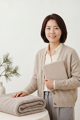 JPG 식물 편집이미지 여자 실내 웃음 일상 책 공간 담요 오브젝트 의료성형뷰티 편집실사 AI인물포토 AI콘텐츠 표정 사람 내부 라이프 CG 파일형식 AI포토 생활