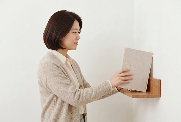 JPG 편집이미지 여자 포즈 선반 실내 밝음 일상 책 깨끗함 공간 정리 의료성형뷰티 편집실사 AI인물포토 AI콘텐츠 가구 컨셉 사람 내부 라이프 CG 파일형식 AI포토 생활용품 생활 오브젝트