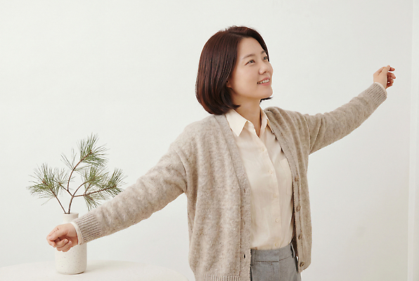 JPG 편집이미지 옷 여자 화분 실내 웃음 일상 공간 편안함 기지개 팔 의료성형뷰티 편집실사 AI인물포토 AI콘텐츠 모션 표정 사람 내부 라이프 신체부위 감각 CG 파일형식 AI포토 생활