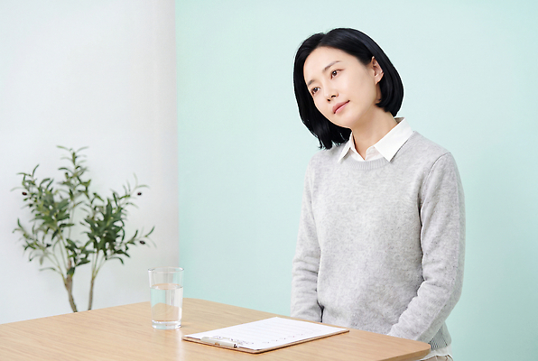 자연요소 식기 가구 모션 문구용품 말하기 사람 성인 라이프 CG 습관 파일형식 AI포토 탁자 물 잔 공책 생각 방 앉기 일상 대화 공간 정리 표정 편집실사 JPG 편집이미지 의료성형뷰티 중년 여자 건강 생활습관 AI인물포토 AI콘텐츠