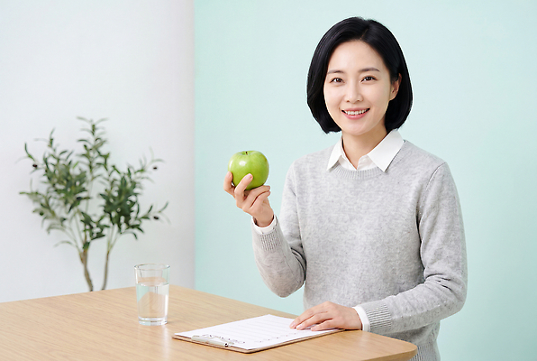 자연요소 가구 과일 문구용품 표정 사람 성인 CG 습관 파일형식 AI포토 여자 사과 웃음 탁자 물 공책 식물 건강 생활 편집실사 JPG 편집이미지 의료성형뷰티 중년 생활습관 AI인물포토 AI콘텐츠