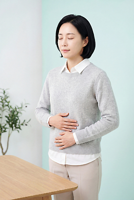 가구 컨셉 모션 사람 성인 신체부위 CG 습관 파일형식 AI포토 여자 탁자 복부 집중 공간 마음 서기 감싸기 편집실사 JPG 편집이미지 의료성형뷰티 중년 건강 생활습관 AI인물포토 AI콘텐츠