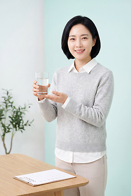 JPG 편집이미지 여자 벽 중년 탁자 잔 실내 건강 미소 일상 물 물마시기 민트색 생활습관 의료성형뷰티 편집실사 AI인물포토 AI콘텐츠 자연요소 식기 컬러 가구 표정 사람 성인 내부 라이프 마시기 CG 습관 파일형식 AI포토 생활용품 모션 생활 오브젝트
