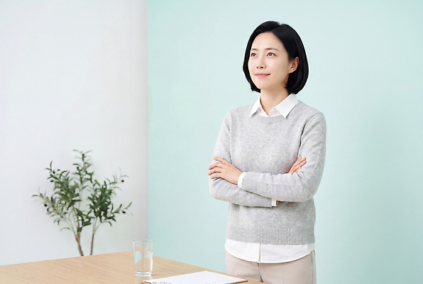 뷰포인트 컨셉 모션 표정 사람 성인 라이프 컵 작업 CG 습관 파일형식 AI포토 여자 업무 기다림 식물 물컵 포즈 팔짱 앞모습 생각 집중 일상 미소 편집실사 JPG 편집이미지 의료성형뷰티 중년 건강 생활습관 AI인물포토 AI콘텐츠