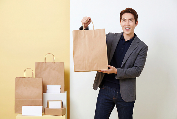 JPG 편집이미지 옷 남자 가방 포장 웃음 쇼핑 상자 쇼핑백 재킷 소비 상품 즐거움 의료성형뷰티 편집실사 AI인물포토 AI콘텐츠 잡화 감정 표정 사람 외투 CG 파일형식 AI포토 상의