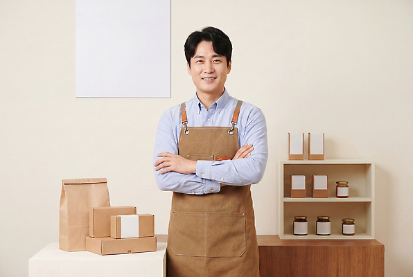 직업 표정 사람 경제 상인 CG 파일형식 AI포토 상점 남자 포장 상품 미소 판매 재료 편집실사 JPG 편집이미지 의료성형뷰티 앞치마 소상공인 AI인물포토 AI콘텐츠
