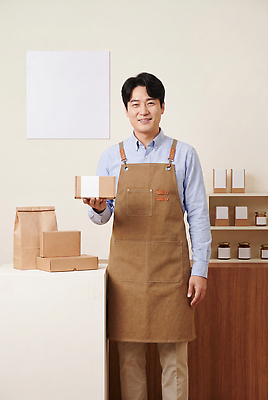 직업 그릇 옷 컬러 표정 사람 내부 경제 상인 CG 파일형식 AI포토 남자 상품 상자 작업복 용기 미소 갈색 포장 상점 실내 준비 편집실사 JPG 편집이미지 의료성형뷰티 앞치마 소상공인 AI인물포토 AI콘텐츠