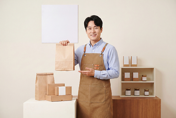 직업 가방 포장 사람 경제 상인 CG 파일형식 AI포토 남자 쇼핑백 포장재료 상자 오브젝트 진열장 상점 모델 상품 편집실사 JPG 편집이미지 의료성형뷰티 앞치마 소상공인 AI인물포토 AI콘텐츠