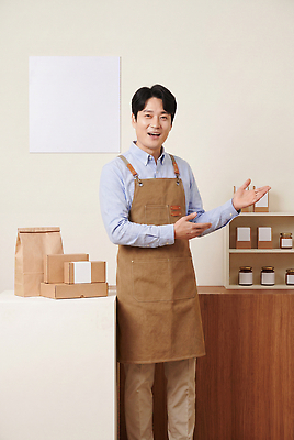 JPG 편집이미지 남자 포장 안내 설명 상자 갈색 판매 상점 앞치마 상품 정리 의료성형뷰티 소상공인 편집실사 AI인물포토 AI콘텐츠 직업 컬러 모션 사람 경제 상인 CG 파일형식 AI포토