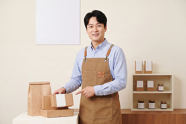 직업 사람 경제 상인 CG 파일형식 AI포토 포장 남자 상품 상자 준비 정리 앞치마 오브젝트 편집실사 JPG 편집이미지 의료성형뷰티 소상공인 AI인물포토 AI콘텐츠