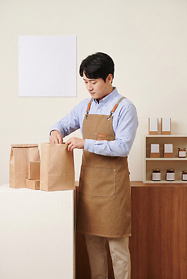 JPG 편집이미지 남자 포장 탁자 상자 상점 앞치마 청결 작업 상품 직원 오브젝트 준비 의료성형뷰티 소상공인 편집실사 AI인물포토 AI콘텐츠 직업 가구 사람 경제 위생 상인 CG 파일형식 AI포토 생활용품