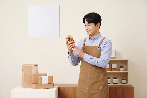 JPG 편집이미지 남자 포장 유리병 선반 미소 일상 상점 앞치마 상품 의료성형뷰티 소상공인 편집실사 AI인물포토 AI콘텐츠 직업 가구 병_용기 표정 사람 라이프 경제 상인 CG 파일형식 AI포토 생활용품 생활 오브젝트