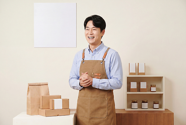 직업 표정 사람 경제 상인 CG 파일형식 AI포토 상점 남자 미소 포장 상품 웃음 오브젝트 편집실사 JPG 편집이미지 의료성형뷰티 앞치마 소상공인 AI인물포토 AI콘텐츠