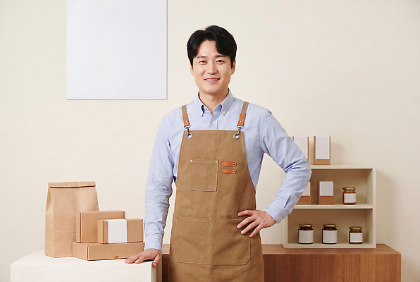 직업 컬러 표정 사람 경제 상인 CG 오브젝트 파일형식 AI포토 남자 직원 상점 포장 상품 갈색 앞치마 미소 기념품 재료 판매 서비스 편집실사 JPG 편집이미지 의료성형뷰티 소상공인 AI인물포토 AI콘텐츠