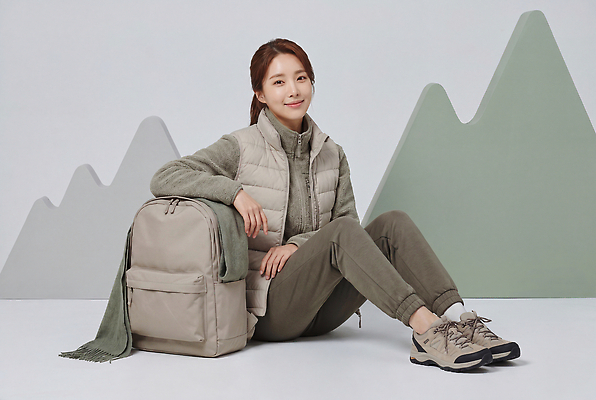 JPG 편집이미지 옷 여자 패션 여행 가방 자연 산 풍경 일상 회색 등산객 등산복 등산가방 의료성형뷰티 편집실사 AI인물포토 AI콘텐츠 잡화 컬러 사람 라이프 등산 CG 생태계 파일형식 AI포토 생활 트래킹 레저