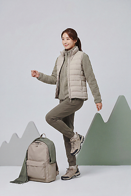 JPG 편집이미지 옷 여자 신발 배낭 산 풍경 앞모습 운동복 등산 외투 등산객 등산복 등산가방 산행 가벼움 의료성형뷰티 편집실사 AI인물포토 AI콘텐츠 뷰포인트 상의 가방 사람 트래킹 무게 CG 파일형식 AI포토 잡화 레저