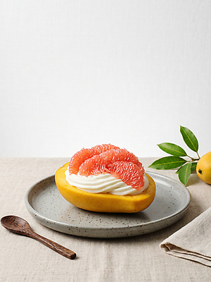 JPG 편집이미지 접시 음식 조각 식탁 유행 맛 자몽 크림 망고 먹거리 그릭요거트 편집실사 AI포토 AI콘텐츠 양즈간루 식기 컨셉 과일 탁자 디저트 CG 열대과일 요거트 파일형식 가구 유제품 생활용품 오브젝트