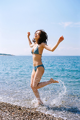 JPG 편집이미지 여자 수영복 파도 바다 물장구 하늘 웃음 사람 해변 물 여름 비키니 즐거움 의료성형뷰티 편집실사 AI인물포토 AI콘텐츠 자연요소 옷 계절 감정 물놀이 표정 CG 파일형식 AI포토 놀이