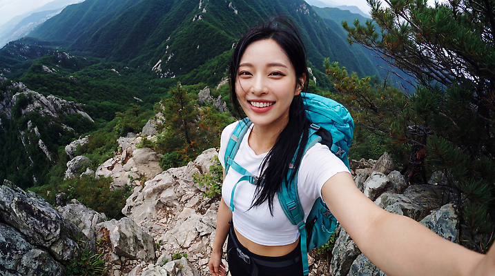 JPG 나무 편집이미지 여자 여행 가방 배낭 자연 산 미소 풍경 등산 바위 의료성형뷰티 편집실사 AI인물포토 AI콘텐츠 식물 잡화 표정 사람 트래킹 CG 생태계 파일형식 AI포토 레저