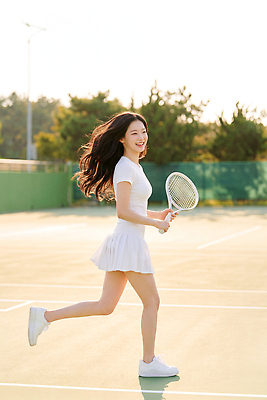JPG 나무 편집이미지 여자 스포츠 여름 운동복 달리기 운동 햇빛 테니스 라켓 테니스장 연습 즐거움 의료성형뷰티 편집실사 AI인물포토 AI콘텐츠 식물 옷 계절 감정 스포츠용품 스포츠시설 모션 건강 사람 빛 구기 CG 파일형식 AI포토 오브젝트 시설