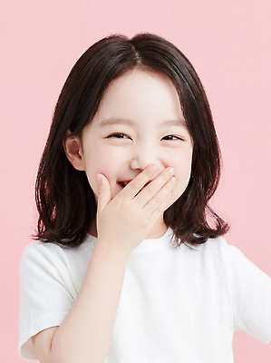 JPG 편집이미지 행복 얼굴 어린이 분홍색 장난 표정 밝음 웃음 소녀 귀여움 즐거움 의료성형뷰티 편집실사 AI인물포토 AI콘텐츠 여자 감정 컬러 컨셉 사람 신체부위 CG 파일형식 AI포토