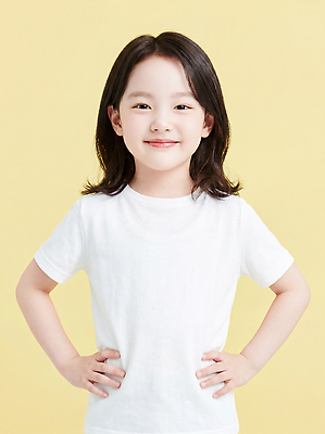 JPG 편집이미지 어린이 포즈 티셔츠 표정 밝음 미소 웃음 소녀 노란색 귀여움 의료성형뷰티 편집실사 AI인물포토 AI콘텐츠 여자 컬러 컨셉 셔츠 사람 CG 파일형식 AI포토 상의 옷