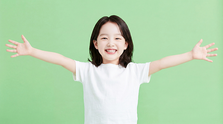 JPG 편집이미지 어린이 실내 밝음 웃음 소녀 초록색 귀여움 활발 기쁨 즐거움 의료성형뷰티 편집실사 AI인물포토 AI콘텐츠 여자 감정 컬러 컨셉 표정 사람 내부 CG 파일형식 AI포토