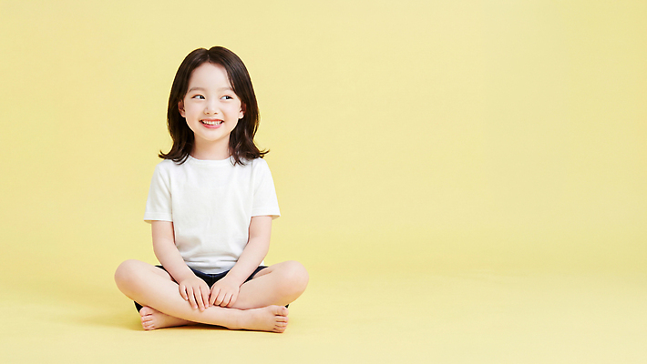 JPG 편집이미지 행복 어린이 실내 표정 밝음 웃음 앉기 소녀 일상 노란색 귀여움 촬영 즐거움 의료성형뷰티 편집실사 AI인물포토 AI콘텐츠 여자 감정 컬러 컨셉 모션 사람 내부 라이프 CG 파일형식 AI포토 생활