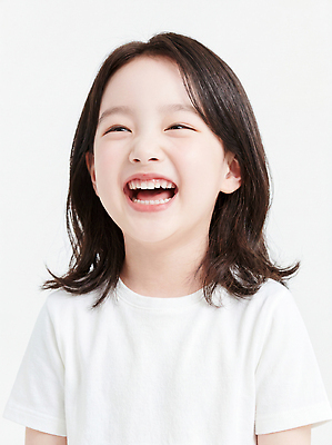 JPG 편집이미지 행복 어린이 밝음 웃음 소녀 일상 귀여움 촬영 즐거움 흰배경 의료성형뷰티 편집실사 AI인물포토 AI콘텐츠 여자 감정 컨셉 표정 사람 라이프 흰색 CG 파일형식 AI포토 컬러 생활