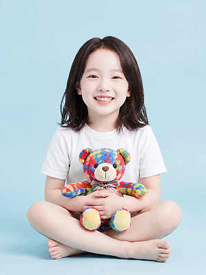 JPG 편집이미지 행복 어린이 포즈 스튜디오 밝음 웃음 소녀 파란색 친구 장난감 귀여움 촬영 곰인형 의료성형뷰티 편집실사 AI인물포토 AI콘텐츠 여자 감정 인형 컬러 컨셉 관계 표정 사람 CG 파일형식 AI포토