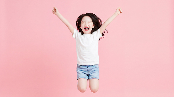 JPG 편집이미지 행복 어린이 분홍색 표정 밝음 웃음 소녀 여름 귀여움 점프 기쁨 의료성형뷰티 편집실사 AI인물포토 AI콘텐츠 계절 여자 감정 컬러 컨셉 모션 사람 CG 파일형식 AI포토