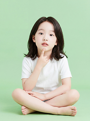 JPG 편집이미지 어린이 포즈 티셔츠 생각 실내 표정 밝음 앉기 소녀 초록색 귀여움 편안함 집중 의료성형뷰티 편집실사 AI인물포토 AI콘텐츠 여자 컬러 컨셉 셔츠 모션 사람 내부 감각 CG 파일형식 AI포토 상의 옷