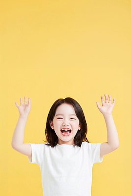 JPG 편집이미지 행복 어린이 표정 밝음 웃음 손짓 소녀 노란색 귀여움 활발 기쁨 즐거움 놀기 의료성형뷰티 편집실사 AI인물포토 AI콘텐츠 여자 감정 컬러 컨셉 모션 사람 CG 파일형식 AI포토