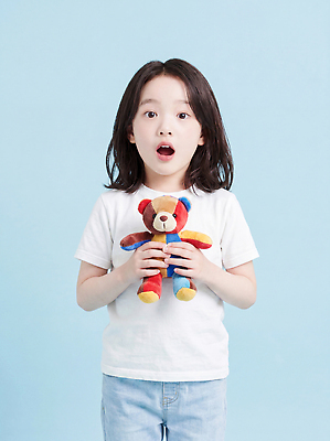 JPG 편집이미지 어린이 하늘색 실내 표정 밝음 웃음 소녀 장난감 귀여움 놀람 곰인형 의료성형뷰티 편집실사 AI인물포토 AI콘텐츠 여자 감정 인형 컨셉 사람 내부 파란색 CG 파일형식 AI포토 컬러