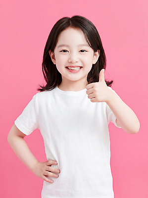 JPG 편집이미지 어린이 분홍색 포즈 표정 밝음 웃음 소녀 귀여움 기쁨 최고 의료성형뷰티 편집실사 AI인물포토 AI콘텐츠 여자 감정 컬러 컨셉 사람 CG 파일형식 AI포토