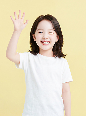 JPG 편집이미지 어린이 표정 밝음 웃음 소녀 귀여움 즐거움 노란배경 손흔들기 의료성형뷰티 편집실사 AI인물포토 AI콘텐츠 여자 감정 컨셉 모션 사람 노란색 CG 파일형식 AI포토 컬러