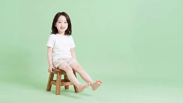 JPG 편집이미지 어린이 포즈 티셔츠 의자 밝음 웃음 앉기 소녀 초록색 귀여움 편안함 의료성형뷰티 편집실사 AI인물포토 AI콘텐츠 여자 컬러 가구 컨셉 셔츠 모션 표정 사람 감각 CG 파일형식 AI포토 생활용품 상의 옷 오브젝트