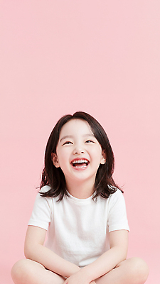 JPG 편집이미지 행복 어린이 분홍색 티셔츠 표정 밝음 웃음 소녀 귀여움 촬영 즐거움 의료성형뷰티 편집실사 AI인물포토 AI콘텐츠 여자 감정 컬러 컨셉 셔츠 사람 CG 파일형식 AI포토 상의 옷