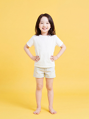 JPG 편집이미지 어린이 티셔츠 표정 밝음 미소 웃음 소녀 노란색 귀여움 즐거움 의료성형뷰티 편집실사 AI인물포토 AI콘텐츠 여자 감정 컬러 컨셉 셔츠 사람 CG 파일형식 AI포토 상의 옷