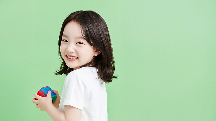 JPG 편집이미지 행복 어린이 티셔츠 공 놀이 밝음 웃음 소녀 초록색 장난감 귀여움 즐거움 의료성형뷰티 편집실사 AI인물포토 AI콘텐츠 여자 감정 컬러 컨셉 셔츠 표정 사람 CG 파일형식 AI포토 상의 옷