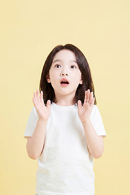 JPG 편집이미지 감정 어린이 포즈 표정 밝음 소녀 노란색 귀여움 놀람 놀라운 의료성형뷰티 편집실사 AI인물포토 AI콘텐츠 여자 컬러 컨셉 사람 CG 파일형식 AI포토