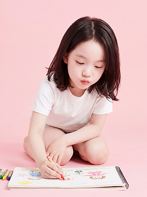 JPG 편집이미지 종이 어린이 예술 분홍색 놀이 밝음 미술 소녀 귀여움 집중 스케치북 그림 크레파스 손재주 창의력 의료성형뷰티 편집실사 AI인물포토 AI콘텐츠 여자 컬러 컨셉 문화예술 학용품 사람 CG 파일형식 AI포토 문구용품 오브젝트