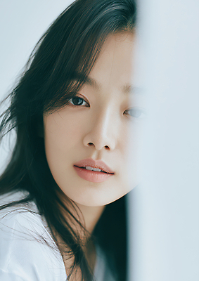 JPG 편집이미지 시선 옷 여자 앞모습 뷰티 사진촬영 창가 의료성형뷰티 편집실사 AI인물포토 AI콘텐츠 뷰포인트 창문 사람 촬영 CG 파일형식 AI포토