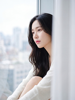 JPG 편집이미지 응시 여자 생각 앉기 뷰티 방 도시 편안함 창가 일과 의료성형뷰티 편집실사 AI인물포토 AI콘텐츠 시선 창문 모션 사람 감각 CG 파일형식 AI포토