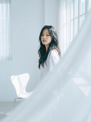 JPG 편집이미지 응시 여자 포즈 의자 창문 실내 뷰티 머리카락 방 흰색 분위기 의료성형뷰티 편집실사 AI인물포토 AI콘텐츠 시선 컬러 가구 컨셉 사람 내부 머리 CG 파일형식 AI포토 생활용품 신체부위 오브젝트