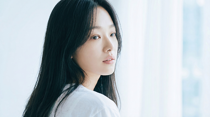 JPG 편집이미지 긴머리 여자 생각 창문 실내 표정 일상 뒷모습 뷰티 방 집중 의료성형뷰티 편집실사 AI인물포토 AI콘텐츠 헤어스타일 뷰포인트 컨셉 사람 내부 라이프 CG 파일형식 AI포토 생활