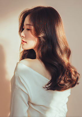 JPG 모델 편집이미지 여자 따뜻함 일상 뒷모습 빛 머리카락 머리 파마 부드러움 의료성형뷰티 스타일 편집실사 AI인물포토 AI콘텐츠 헤어스타일 뷰포인트 사람 라이프 신체부위 감각 CG 파일형식 AI포토 생활