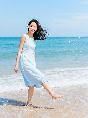 JPG 편집이미지 여자 모래 파도 바다 자연 웃음 해변 물 여름 자유 즐거움 의료성형뷰티 편집실사 AI인물포토 AI콘텐츠 자연요소 계절 감정 컨셉 표정 사람 CG 생태계 파일형식 AI포토