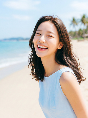 JPG 편집이미지 여자 바다 여행 자연 하늘 미소 풍경 해변 여름 야자수 햇빛 즐거움 의료성형뷰티 편집실사 AI인물포토 AI콘텐츠 나무 계절 감정 표정 사람 빛 CG 생태계 파일형식 AI포토 식물
